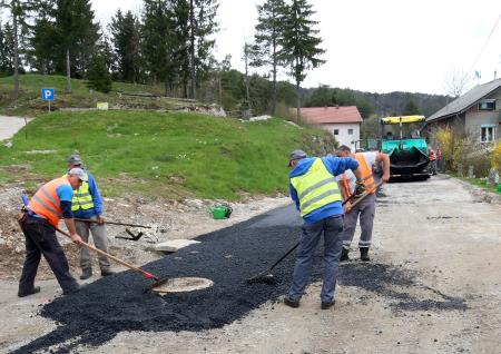 ASFALTIRANJE CESTE SKOZI SELŠČEK 02 FOTO LJUBO VUKELIČ